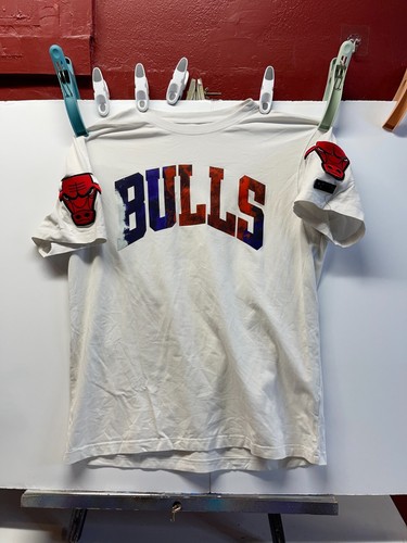 VTG Chicago Bulls Red Embroidered tshirt White Short Sleeves Crew Neck Sz M