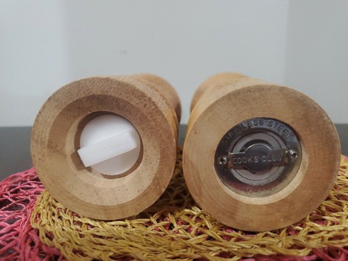 Cooks Club SALT SHAKER PEPPER GRINDER beautiful Wood shakers. 5" tall 2" wide - Picture 6 of 6