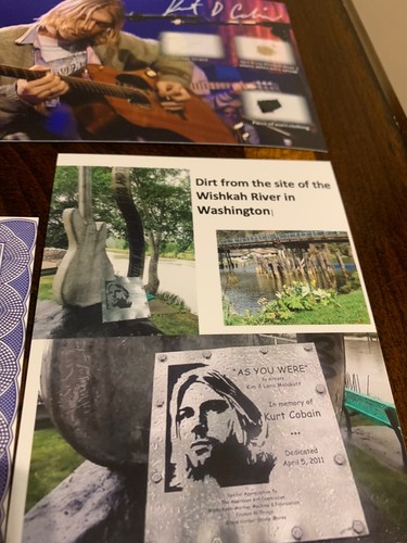 Kurt Cobain Nirvana Haarsträhne Fleck Relikt & getragenes Stück Schmutz Fotodisplay - Bild 5 von 9