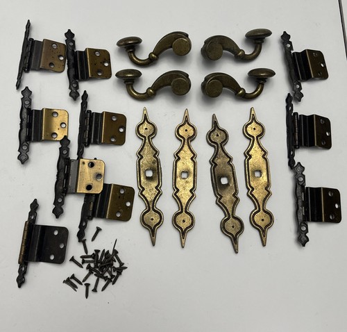 Maniglie, piastre posteriori, cerniere e viti per porte in ottone antico vintage - Foto 2 di 10