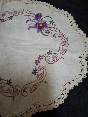 Vintage Embroidered Doilie Linen Like 45cm Iris Floral Off White Preowned - Picture 4 of 5