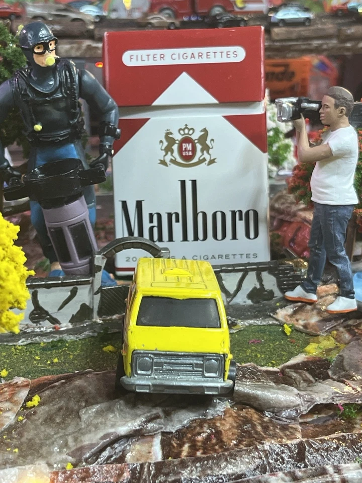 Hot Wheels Blackwalls 1974 Ambulance Paramedic Super Van 1:64 Yellow USED NMcond - Image 3 of 4