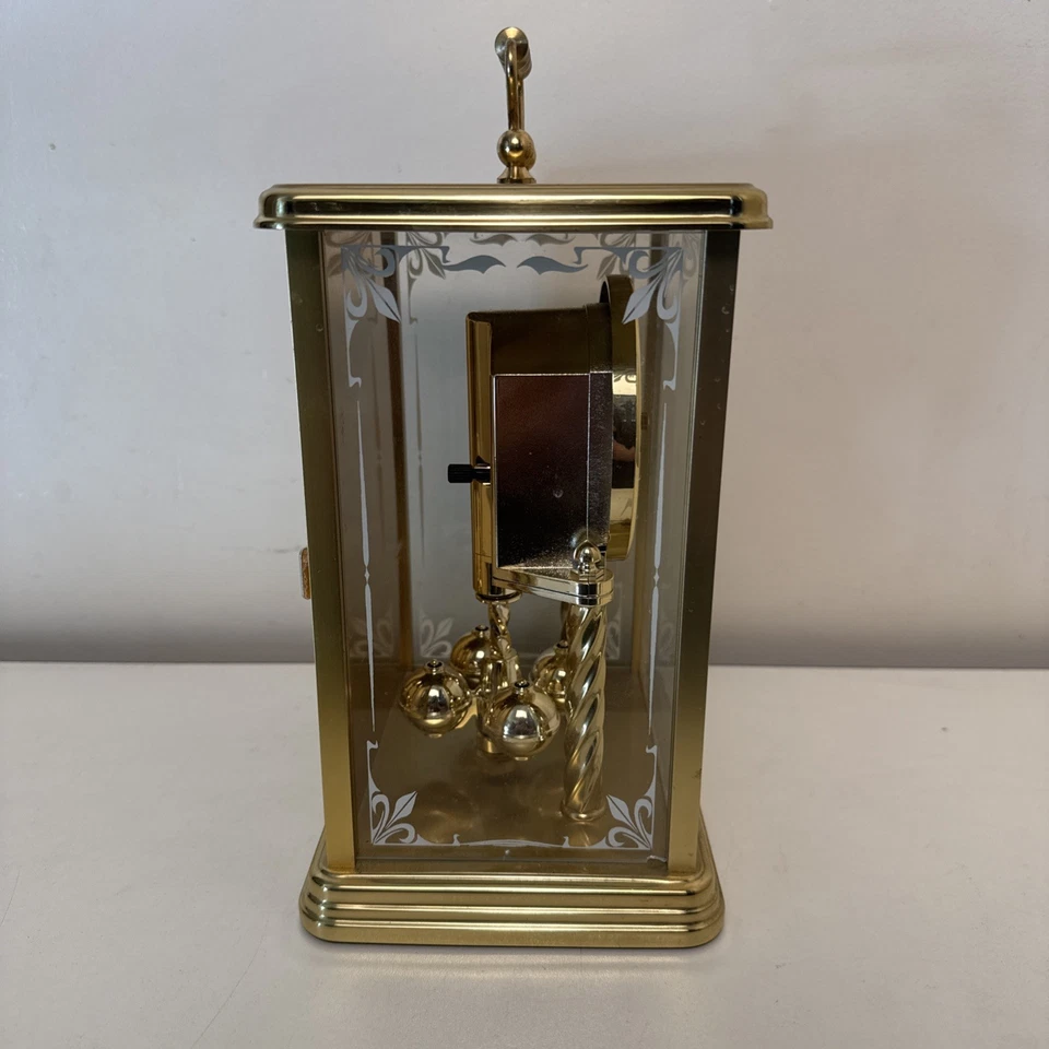 Reloj de campana de latón y vidrio vintage Hermle Alemania con estante de cuarzo R Foto 3 de 4