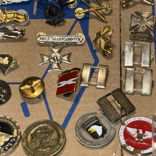 Lot of Vintage Military Pins & Coins - Picture 7 of 12