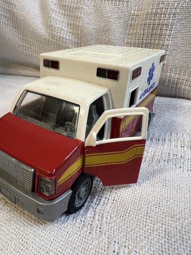 Angetrieben von Battat - Krankenwagen - Spielzeug-LKW mit funktionierenden EMG-Lichtern und Sirenen!! - Bild 4 von 8