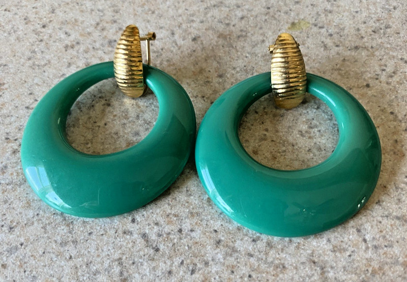VINTAGE KELLY GREEN & GOLD TONE 2" HOOP PIERCED EARRINGS