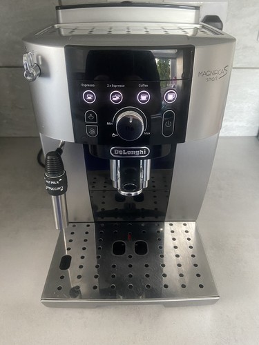 De'Longhi Magnifica S Smart Bean to Cup Espresso Machine ECAM250.23.SB - Picture 2 of 17