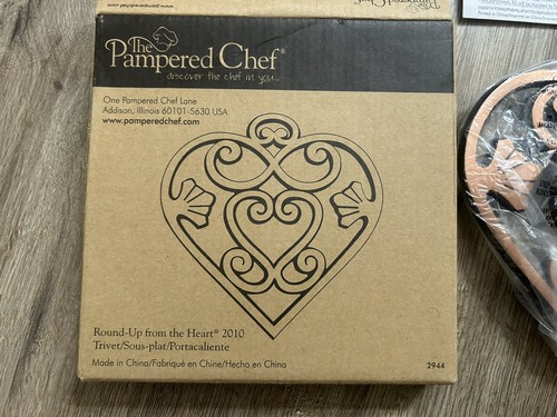 Pampered Chef Round-Up from the Heart 2010 Trivet 2944 Cast Iron Copper Colored - Afbeelding 3 van 7