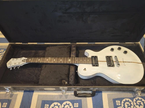 MICHAEL KELLY CUSTOM COLLECTION PATRIOT GUITAR! Essentially its brand new