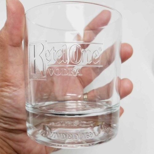 Ketel One Vodka en Relieve Italia Destilería Grabada Par de Vasos 3.5" Juego de 2 - Imagen 2 de 11