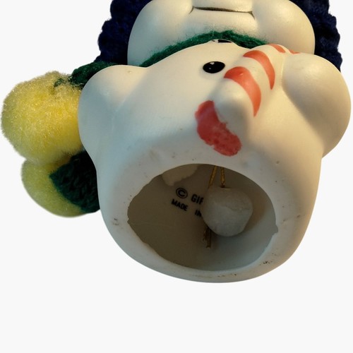 Giftco Muñeco de Nieve Cerámica Campana Estatuilla Tejido Sombrero Bufanda Bastón de Caramelo - Imagen 7 de 8