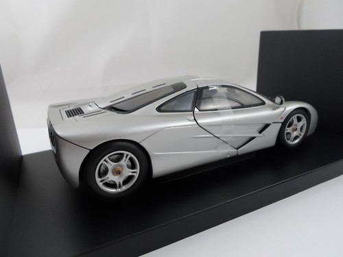 McLaren F1 Street Version 1:18 UT Models Silber Modellauto Model Car OVP Boxed - Imagen 6 de 13