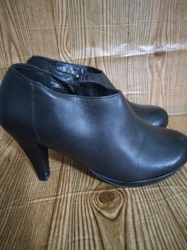 SKU063--Cynthia Rowley Lovebird Black Leather Low Ankle Boot Heels Bootie - Picture 2 of 5