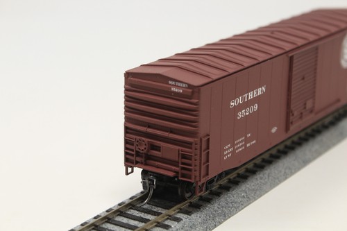 HO Accurail 5711 50' Welded AAR Box Car Southern 35209 Red RTR - Picture 5 of 9