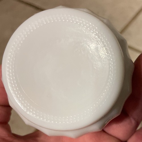 Vintage 8 1/2" weiße Milchglas Vase - Bild 4 von 4