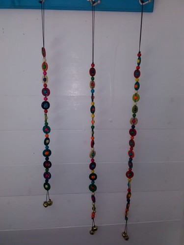 3 X MEHRFARBIGE FUNKY HOLZPERLEN & GLOCKEN BEHÄNGE GRÖSSEN: 49 CM & 57 CM X 61 CMS