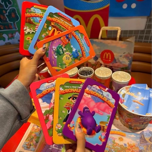 SPEDIZIONE IL GIORNO SUCCESSIVO! Lattine Happy Meal per adulti McDonald's The McDonaldLand 2025! - Foto 13 di 16