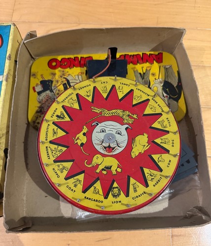 Antico giocattolo vintage latta litografia Baldwin Mfg Co gioco bingo animale COSÌ COM'È USA - Foto 3 di 12