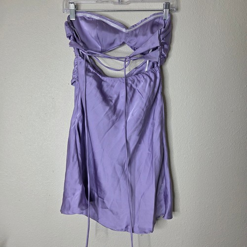 Nuevo Mini Vestido Hello Molly Sailing Day Lila Satén Sin Tirantes Corte Atado Atrás - Imagen 5 de 7