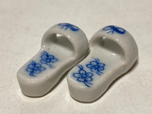 Par de zapatos de cerámica en miniatura sandalias pequeñas diapositivas blancas con lazos azules y flores - Imagen 2 de 4