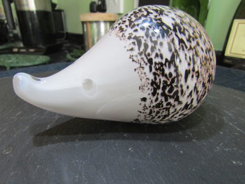 A Quality Pre-owned Wedgwood Dk Brown/White Glass Paperweight - Hedgehog - Heavy - Picture 5 of 9