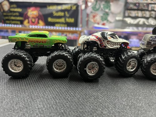Hot Wheels Monster Jam Lot Of 4 Superman Monster Mutt 1:64 - Picture 5 of 7