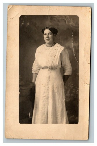 Vintage 1910er RPPC Postkarte Foto einer Frau mit langem Kleid - Bild 1 von 2