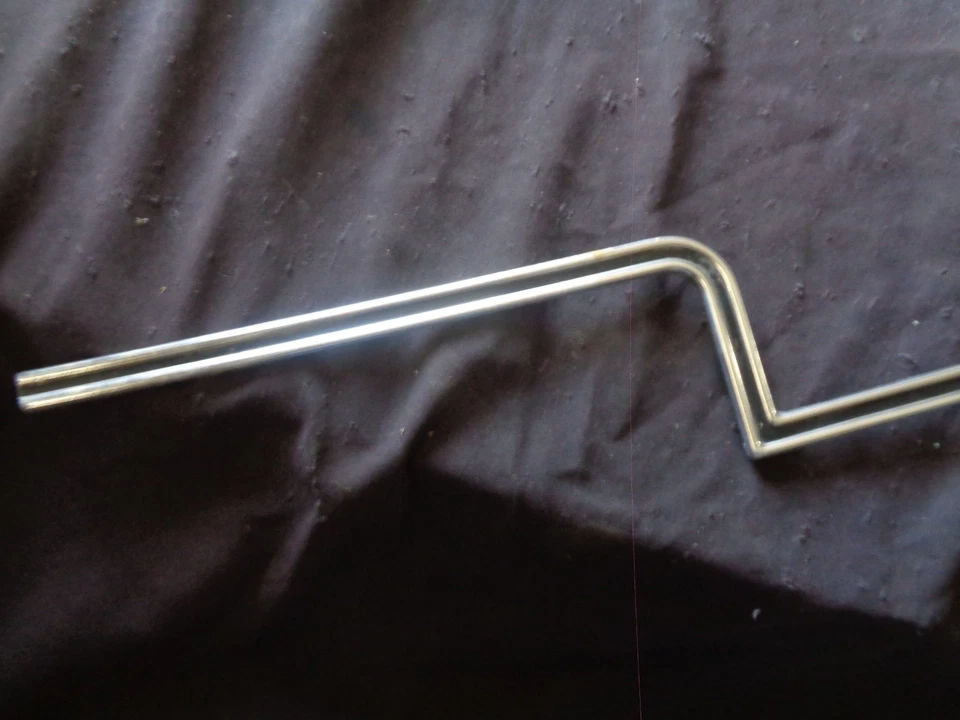 Chevy Impala 1966 camioneta puerta trasera inferior labio luz trasera lámpara moldura Foto 3 de 4