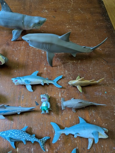 LOT OF 18 VARIOUS PLASTIC TOY SHARKS SHARK 2"-12" - Picture 3 of 8