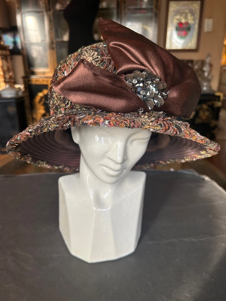 Brocado vintage Whittall & Shon com miçangas lantejoulas brocado derby chapéu arco strass broche acento - Imagem 2 de 4