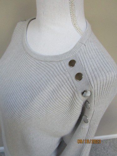 Carmen Marc Valvo Women's Sweater Light Gray Silver Button Accents Size XS/S - Picture 4 of 5