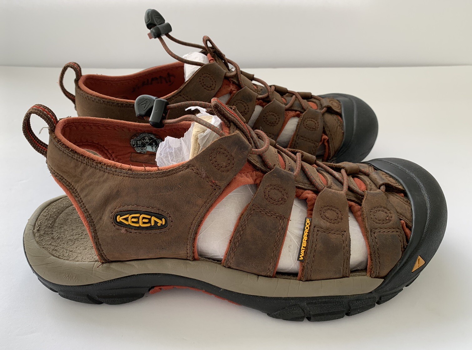 Sandali da trekking impermeabili Keen Newport H2 punta chiusa da uomo marroni rossi taglia 9