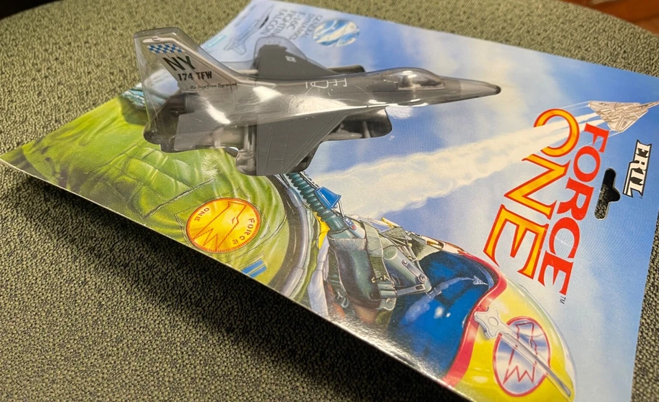 ERTL FORCE ONE DIE-CAST METAL F-16C FALCON FIGHTER JET AIRCRAFT U.S. AIR FORCE - Image 2 of 4