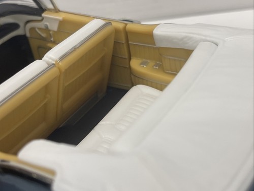 Motor Max 1957 Blue/White Buick Roadmaster Convertible Die-Cast Car 1:18 - Picture 20 of 24