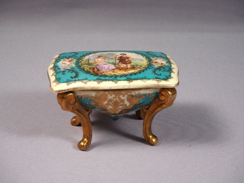 Royal Vienna Trinket Dresser Box Porcelain Beehive Antique Couple Love - Picture 2 of 8