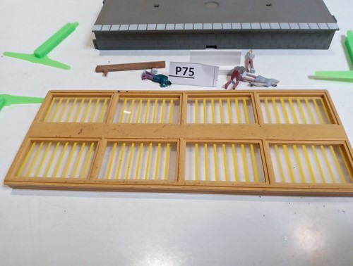 Hornby R460 Platform Sect. & Canopy + Spare supports/Seat/ +Extras. My Ref.P75. - Picture 14 of 15
