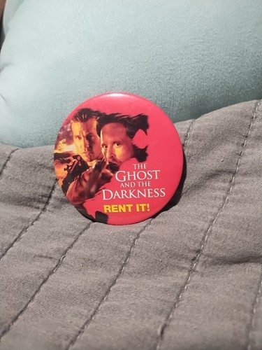 VINTAGE 1996 THE GHOST AND THE DARKNESS MOVIE PROMO BUTTON - VAL KILMER FILM PIN - Picture 1 of 2