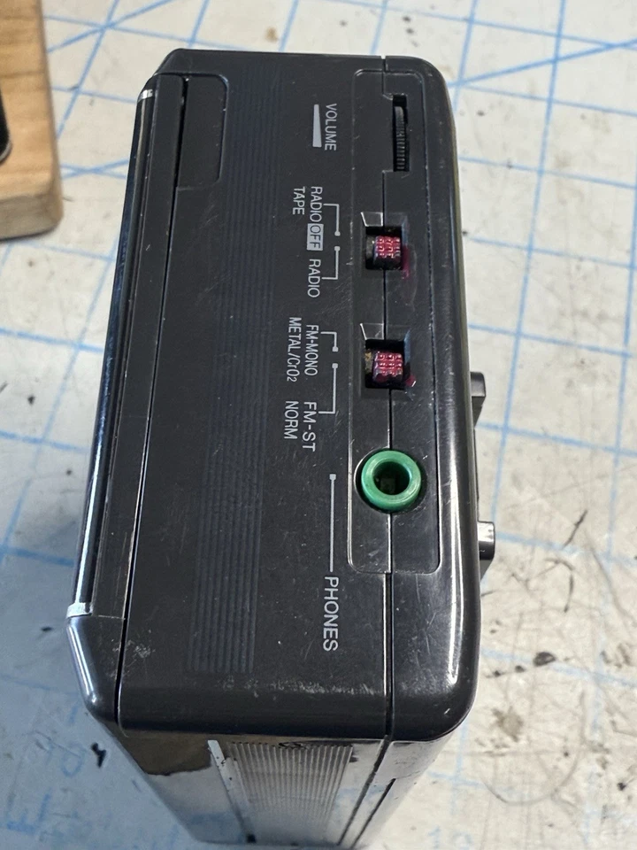 Toshiba KT-4548 Walkman toca-fitas cassete para peças rádio funciona clipe de cinto - Imagem 3 de 3