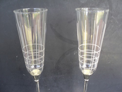 New Set of 2 Mikasa Ave Collection Silver Champagne Toasting Flutes - Picture 2 of 4