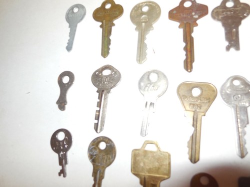 Vintage lot of 70 very old Brass Cole National keys John Deere - Picture 11 of 12