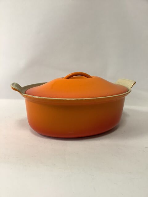Le Crueset 26cm oval casserole dish with lid in Volcanic orange vintage iron #S Le Crueset 26cm oval casserole dish with lid in Volcanic orange vintage iron #S