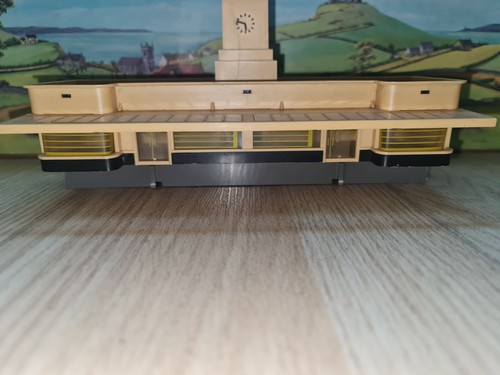 TRIANG MODEL RAILWAYS TT GAUGE T25 BOOKING HALL & T22 STEPS - Picture 2 of 4