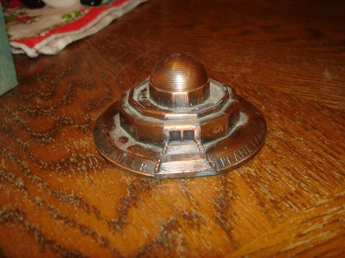 ADLER PLANETARIUM Building Chicago Souvenir Paperweight 12.3 Ounces 3 & 1/8" - Picture 2 of 6