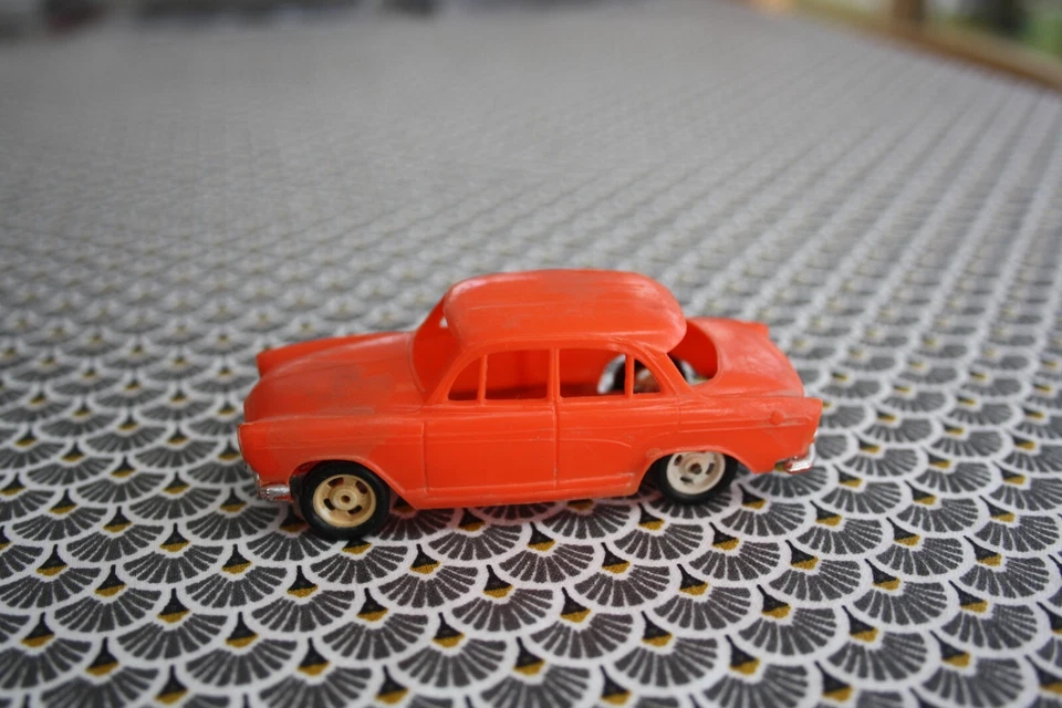 Voiture miniature plastique CLE CLEMENT GAGET Simca aronde P60 1/50 - Photo 2/4