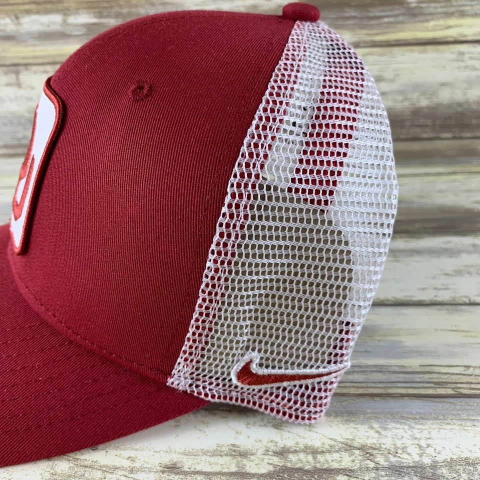 Oklahoma Sooners Sombrero Para Hombres Snapback OSFM Nike Trucker OU Parche C99 Carmesí Swoosh Foto 2 de 4
