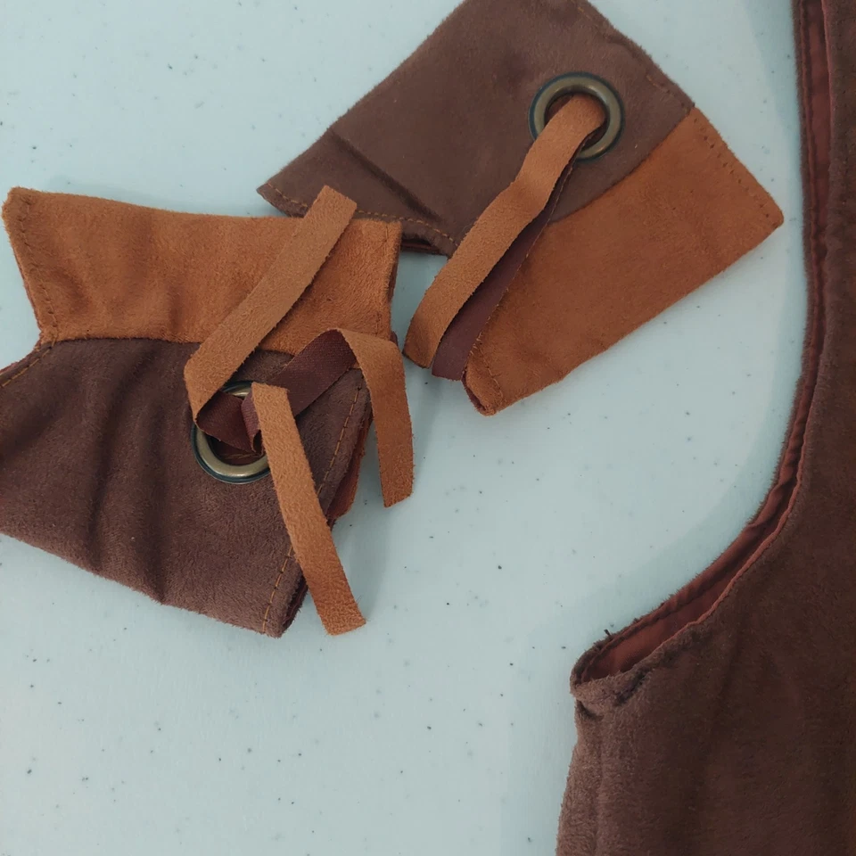 Chaleco, puños y cantimplora de vaquero de gamuza juvenil M Play 2005 Toys R Us Foto 3 de 4