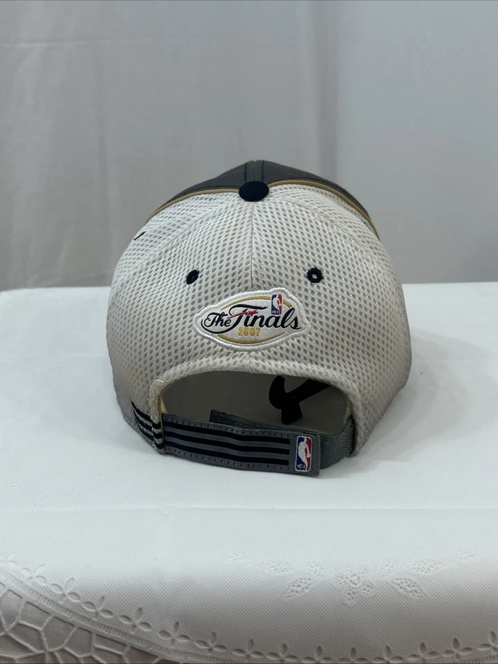 Chapéu vintage cinza e branco Adidas San Antonio Spurs 2007 NBA Champions - Imagem 3 de 4