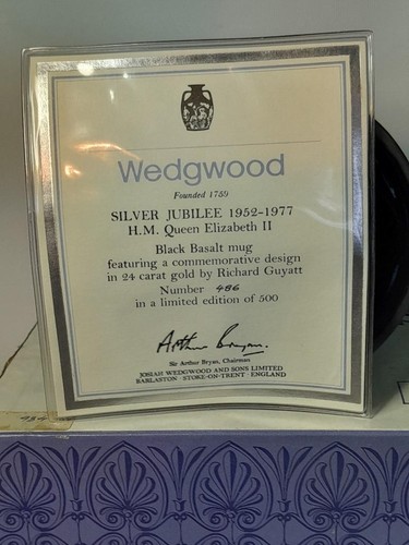 Taza en caja Wedgwood Queen Elizabeth II negra edición limitada plata jubileo Richard Guyatt - Imagen 8 de 17