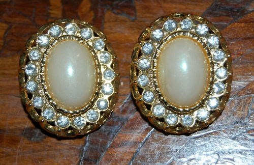 ELEGANT VTG COUTURE OVAL FAUX PEARL CABOCHON RHINESTONES GOLDEN CLIP EARRINGS - Picture 9 of 11