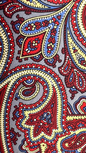 Corbata Chaps Paisley 100 % seda roja blanca azul gris - Imagen 2 de 4
